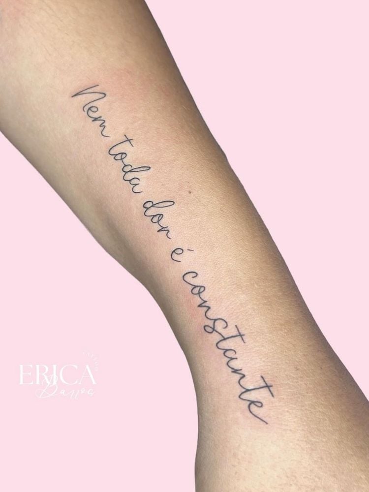 tatuagem feminina no antebraço frases