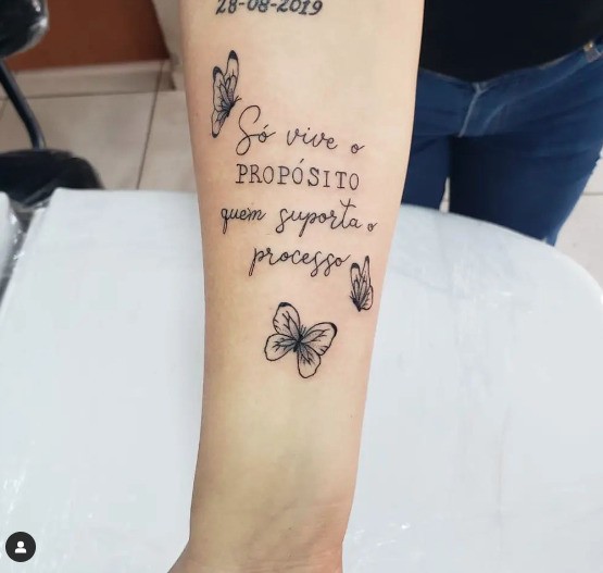 tatuagem feminina no antebraço frases