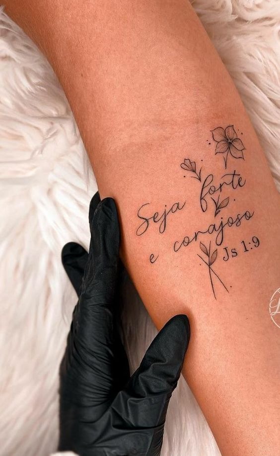 tatuagem feminina no antebraço frases