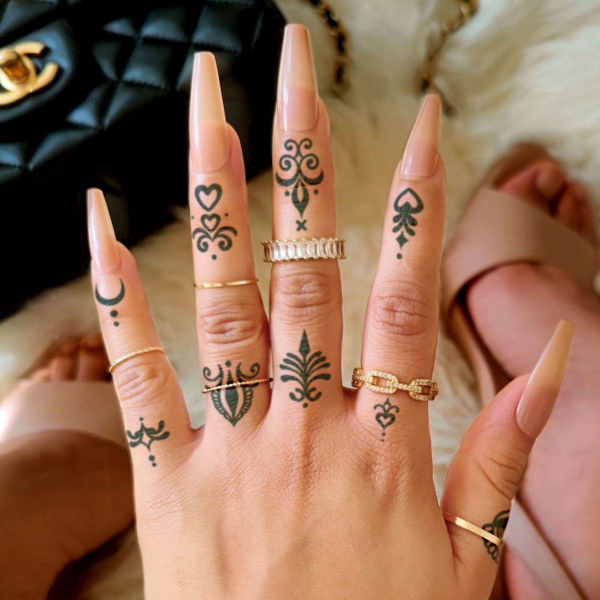 finger tattoo