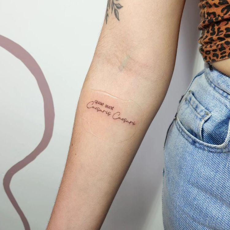 tatuagem feminina no antebraço frases