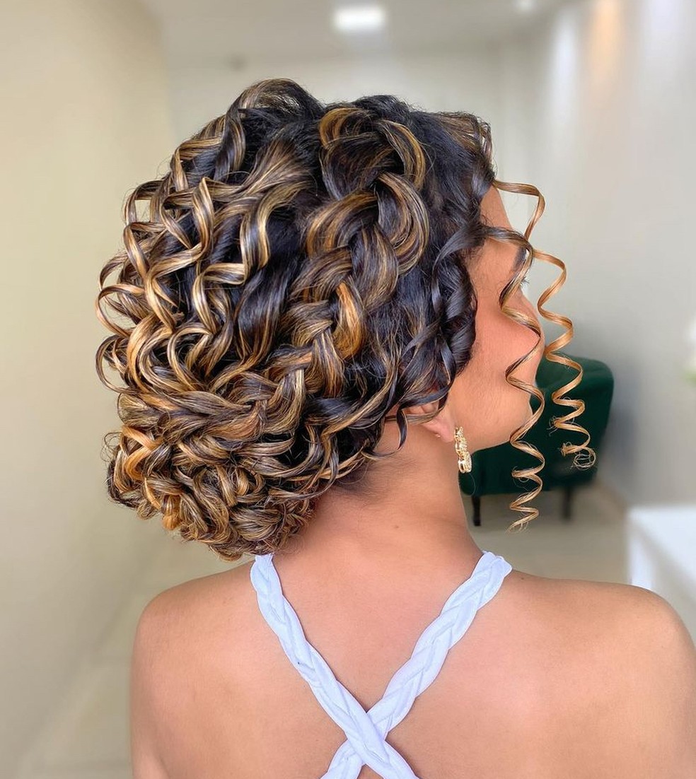 penteados-para-cabelo-cacheado-casamento