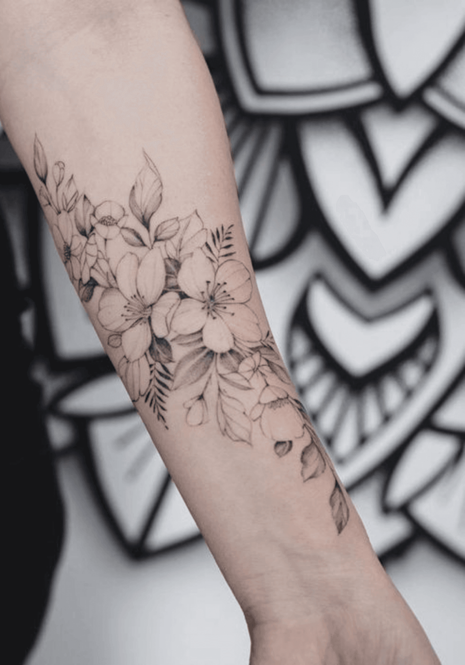 tatuagem feminina no antebraço flores