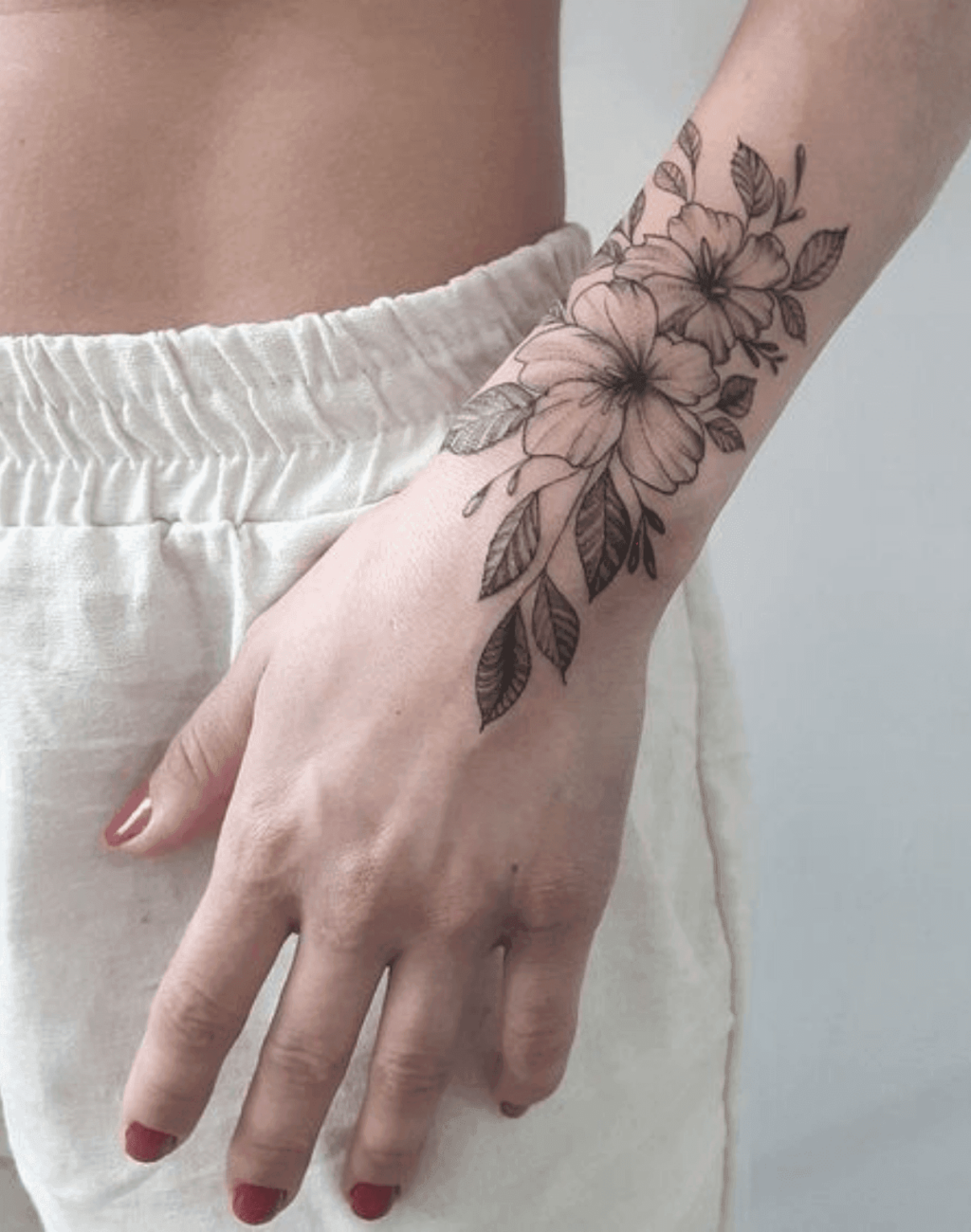 tatuagem-feminina-com-flores-no-braco