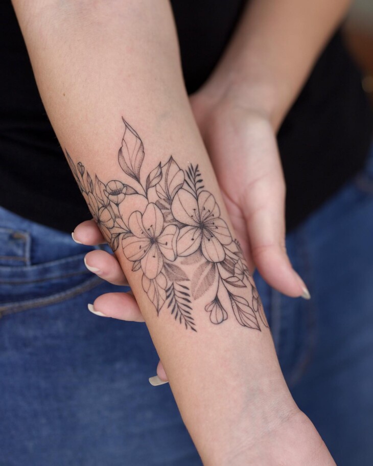 tatuagem-feminina-com-flores-no-braco