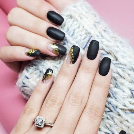 unhas-decoradas-preto-com-dourado