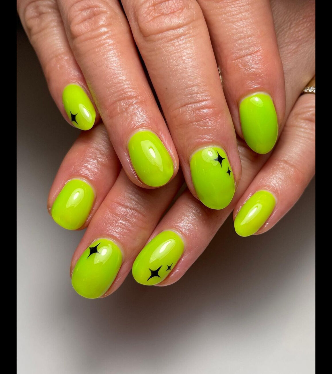 unhas-verde-neon-com-preto