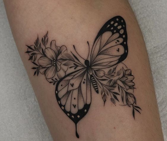 Tatuagem de Borboleta no Braço Com Flores