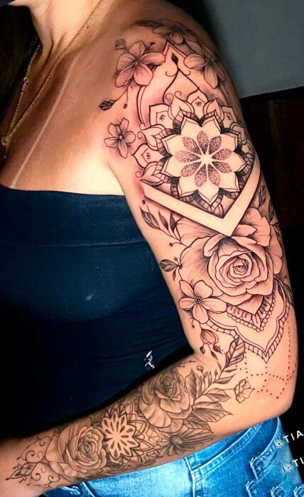 tatuagem-feminina-braco-fechado-flores