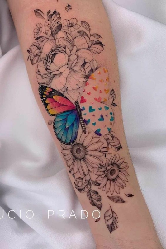 Tatuagem de Borboleta no Braço Com Flores