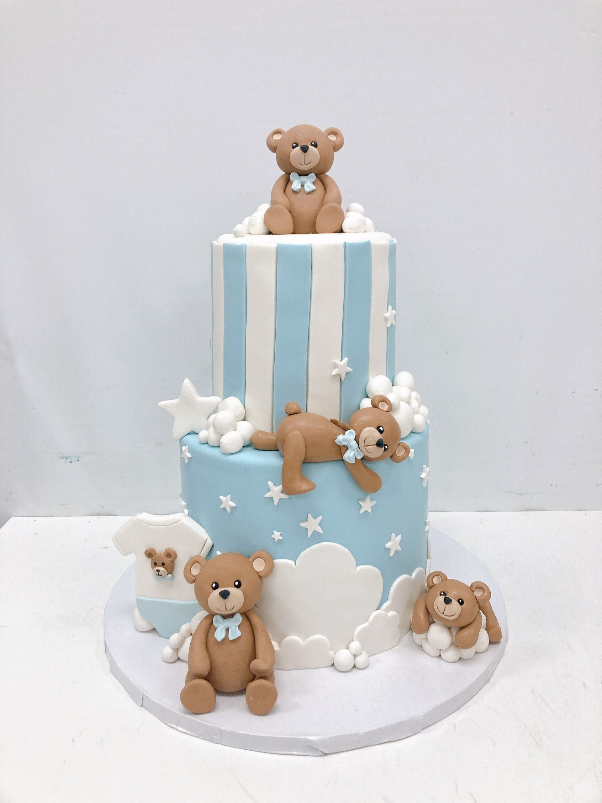 Teddy bear decorated cake