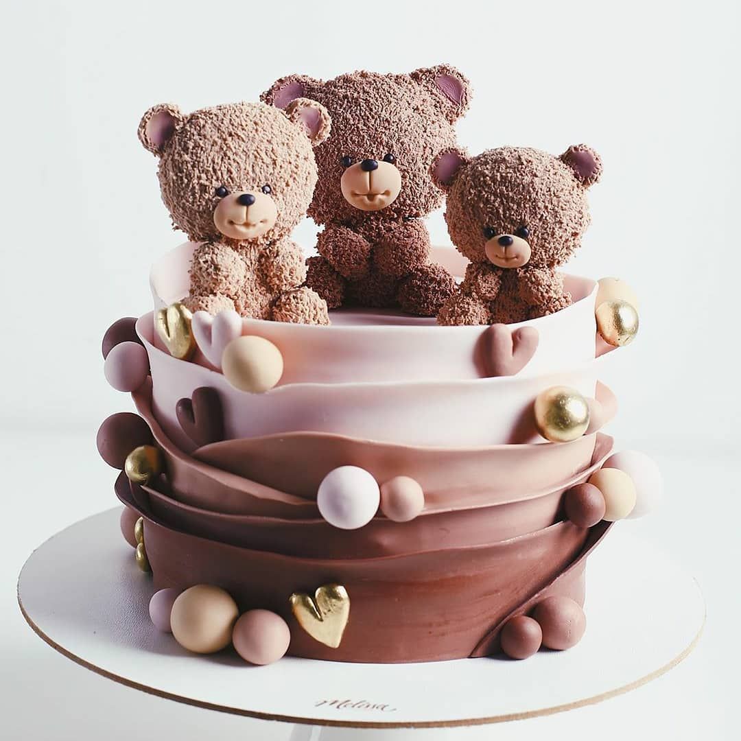 Teddy bear decorated cake