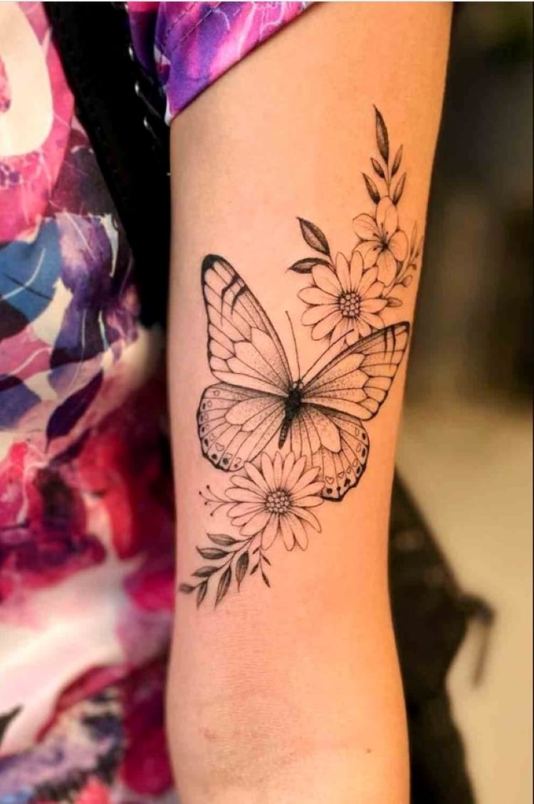 Tatuagem de Borboleta no Braço Com Flores