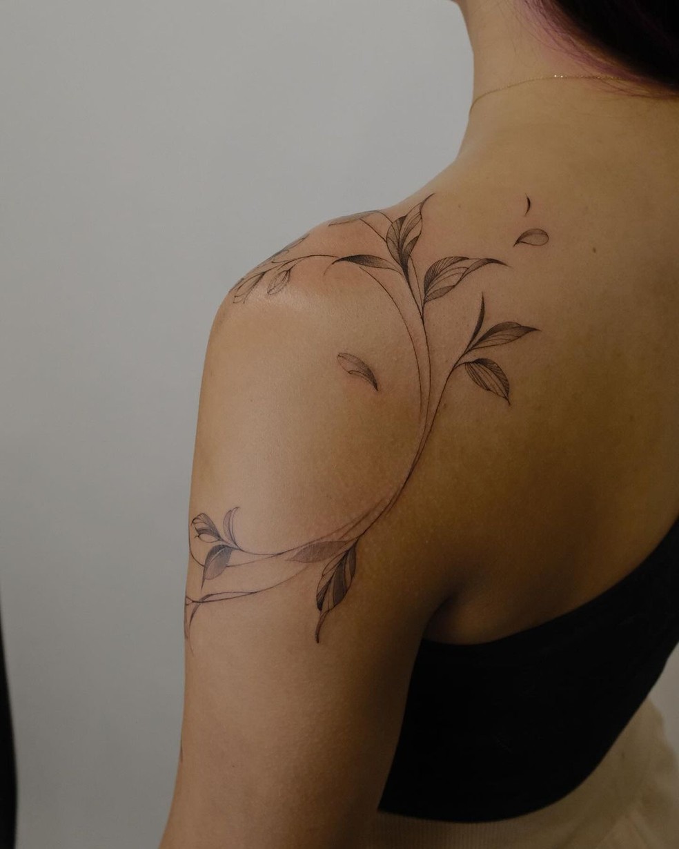 tatuagem feminina no ombro