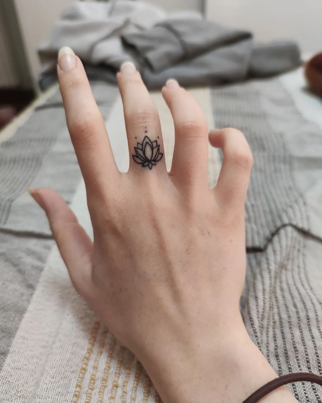 finger tattoo