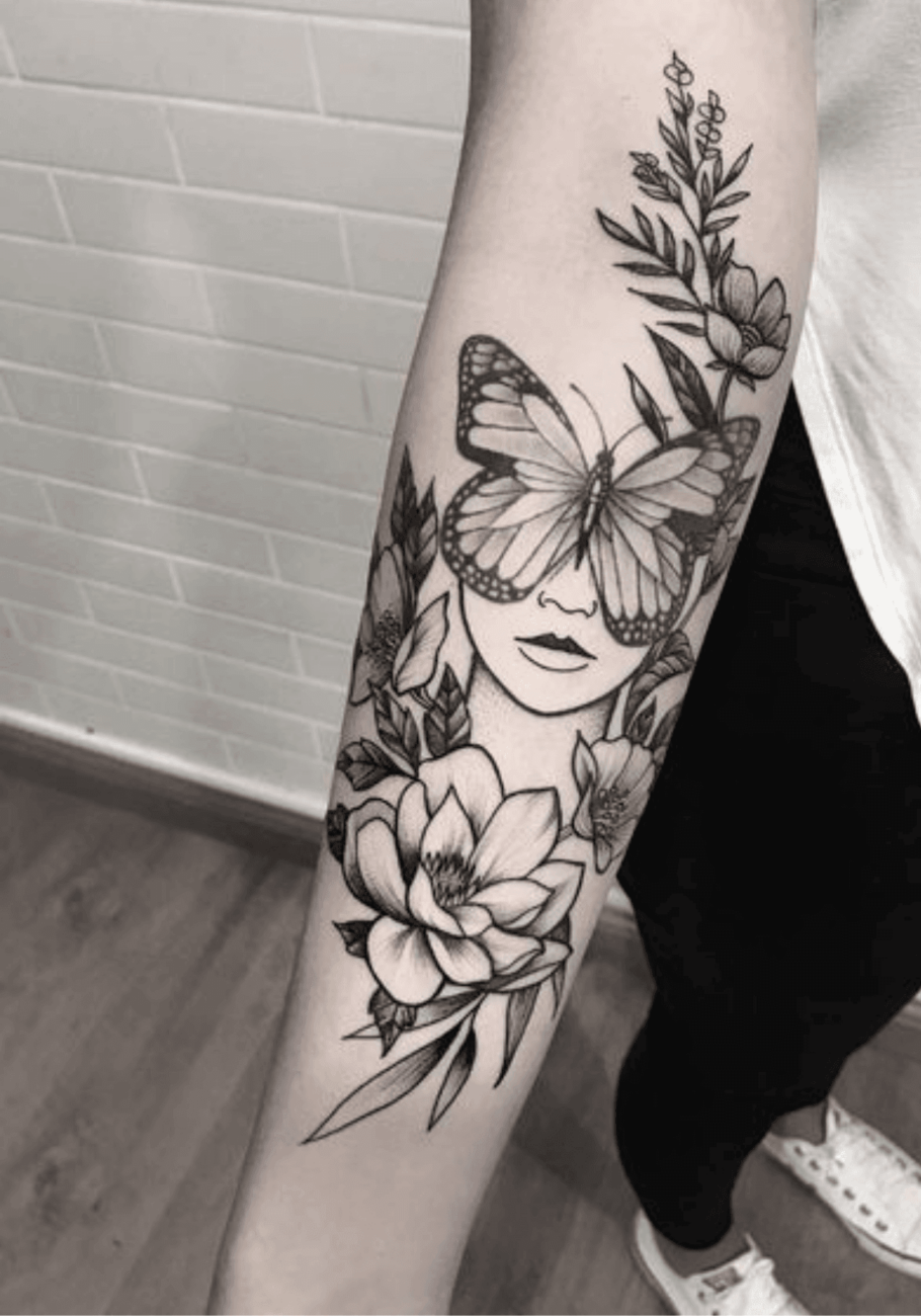 tatuagem feminina no antebraço flores