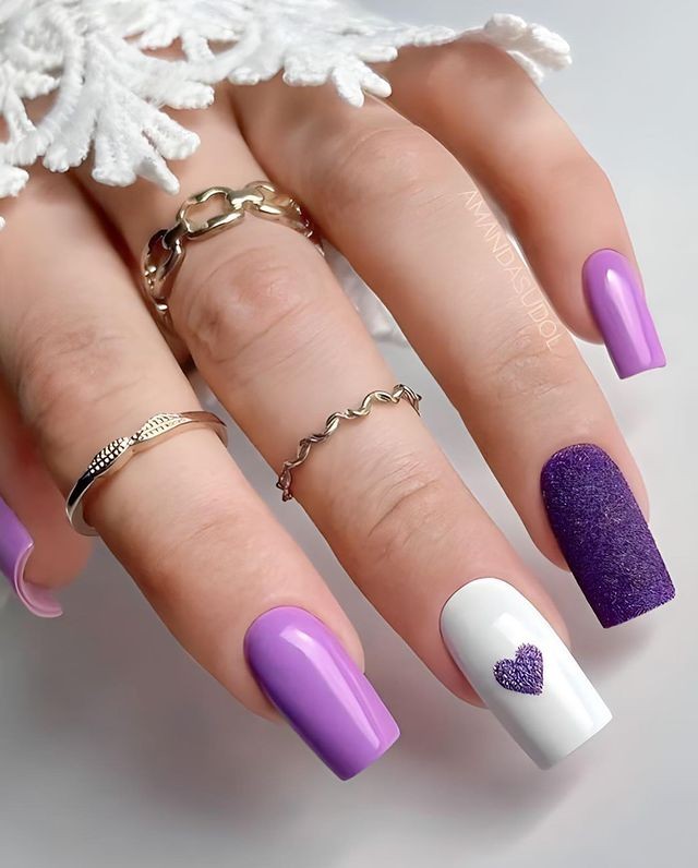 unhas-decoradas-lilas-e-branco