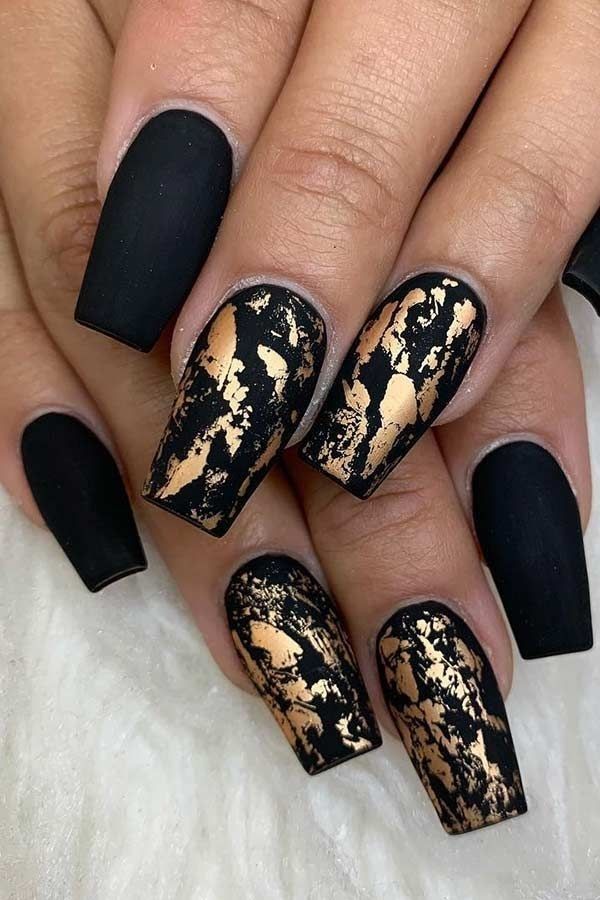 unhas-decoradas-preto-com-dourado