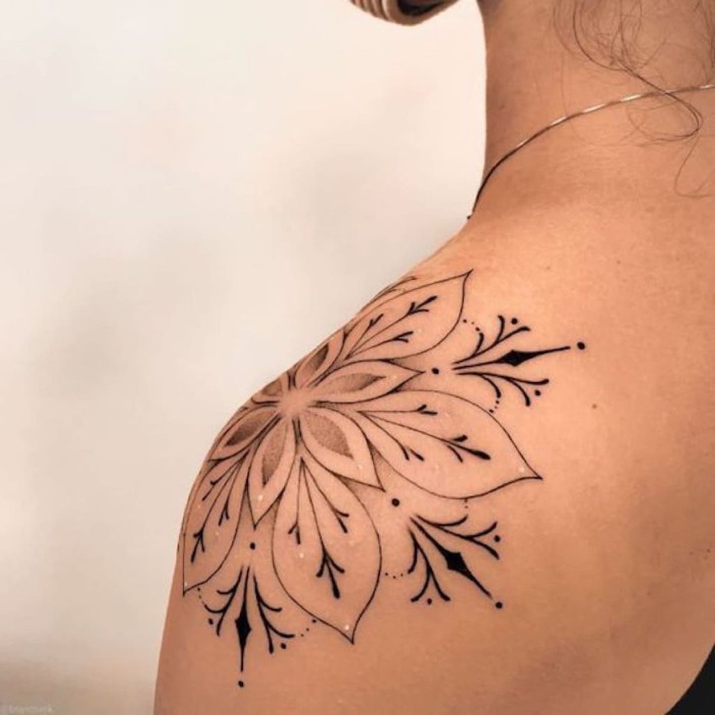 tatuagem feminina no ombro