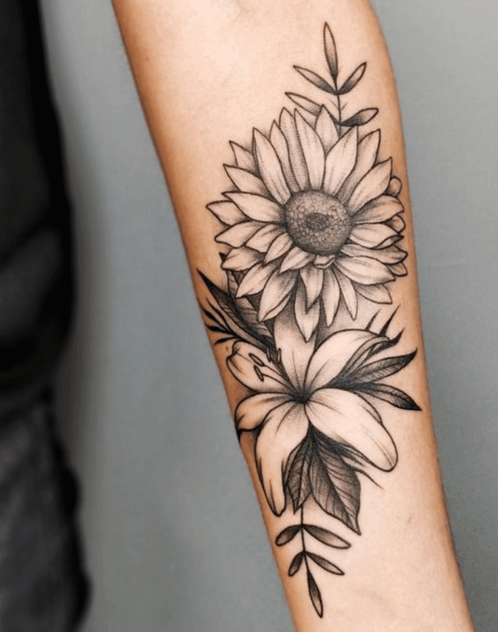 tatuagem feminina no antebraço flores