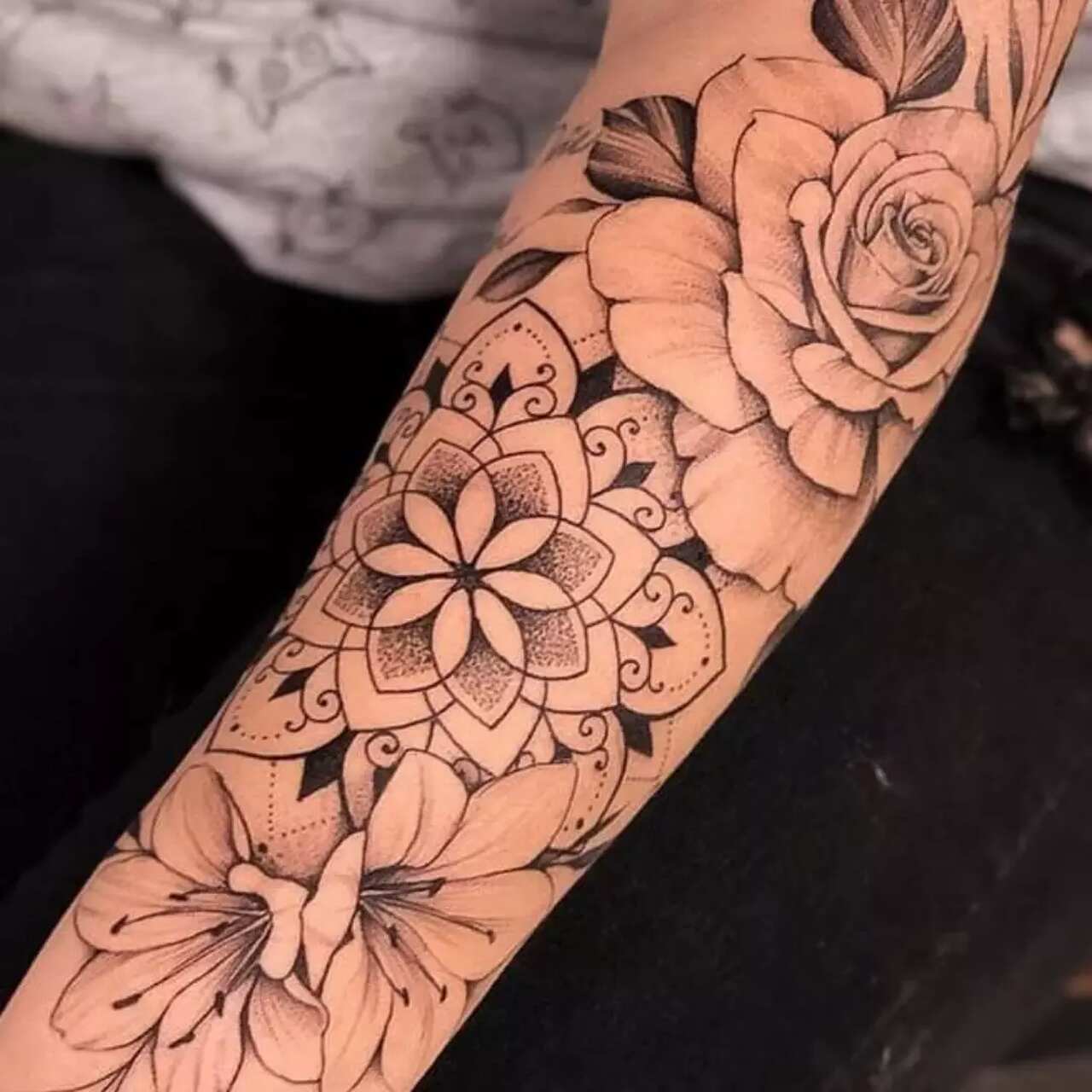 tatuagem-feminina-com-flores-no-braco