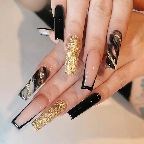 unhas-decoradas-preto-com-dourado