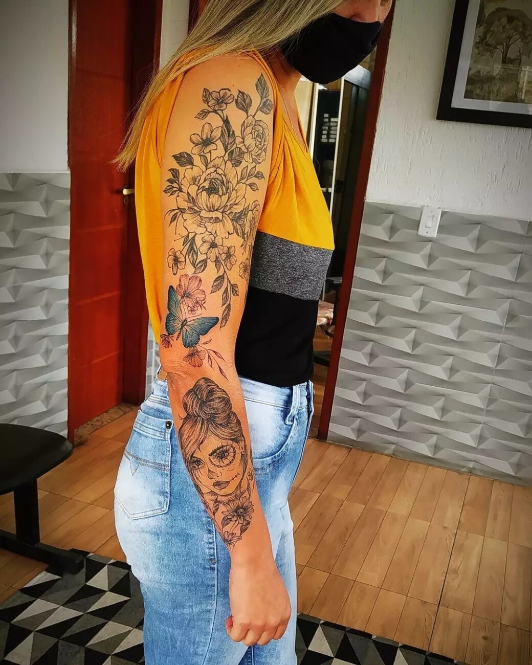 Tatuagem Feminina Braco Fechado com Flores