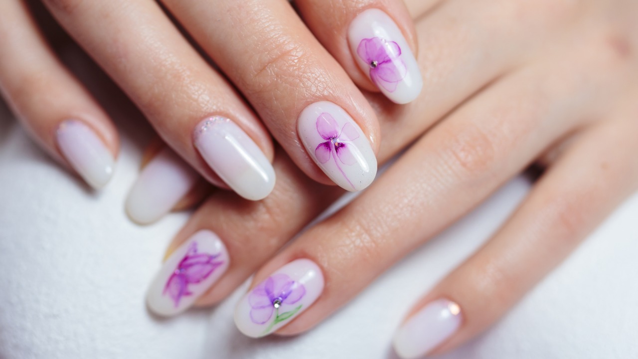 unhas-decoradas-lilas-e-branco