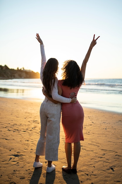 Pose Feminina para Foto na Praia