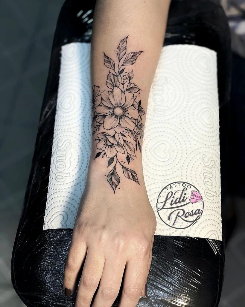 tatuagem-feminina-com-flores-no-braco