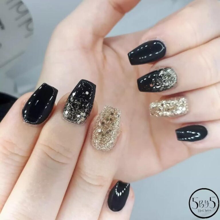 Unha Decorada Preta Com Glitter Dourado