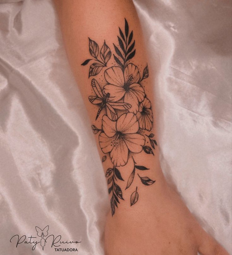 Tatuagem Feminina Braco Fechado com Flores