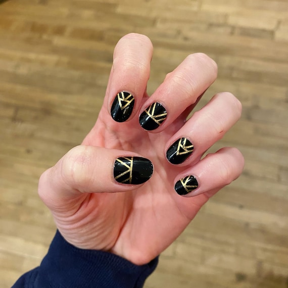 unhas-decoradas-preto-com-dourado