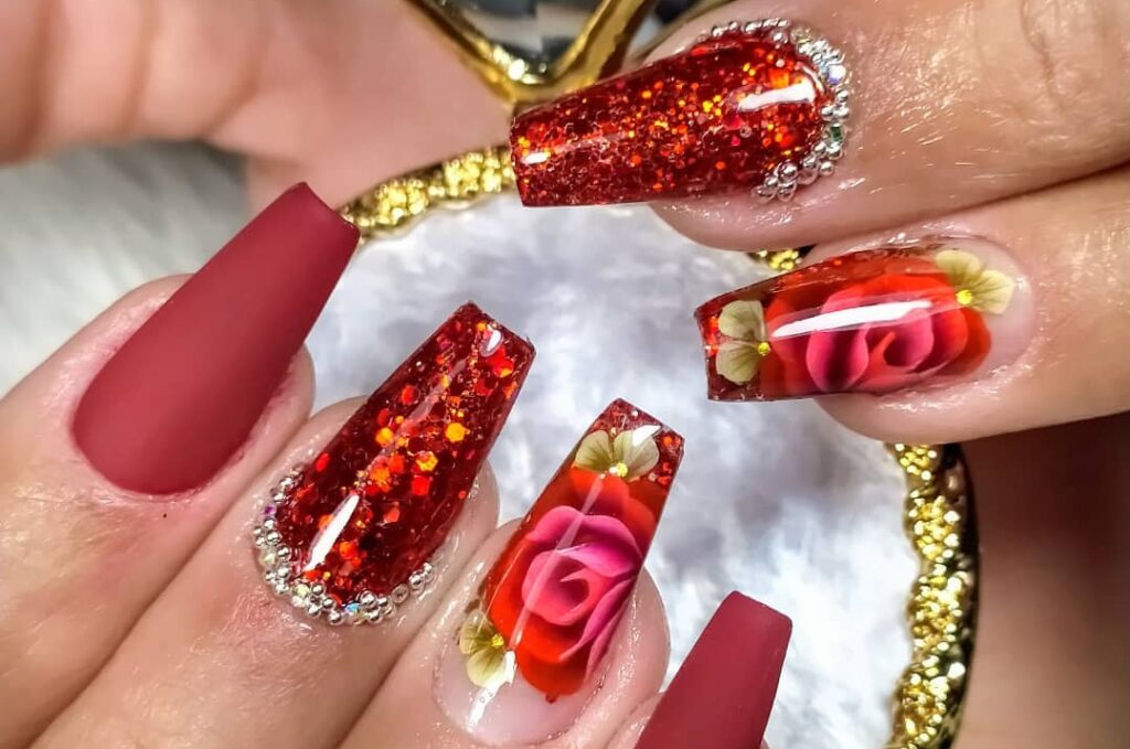 unhas-vermelhas-com-glitter