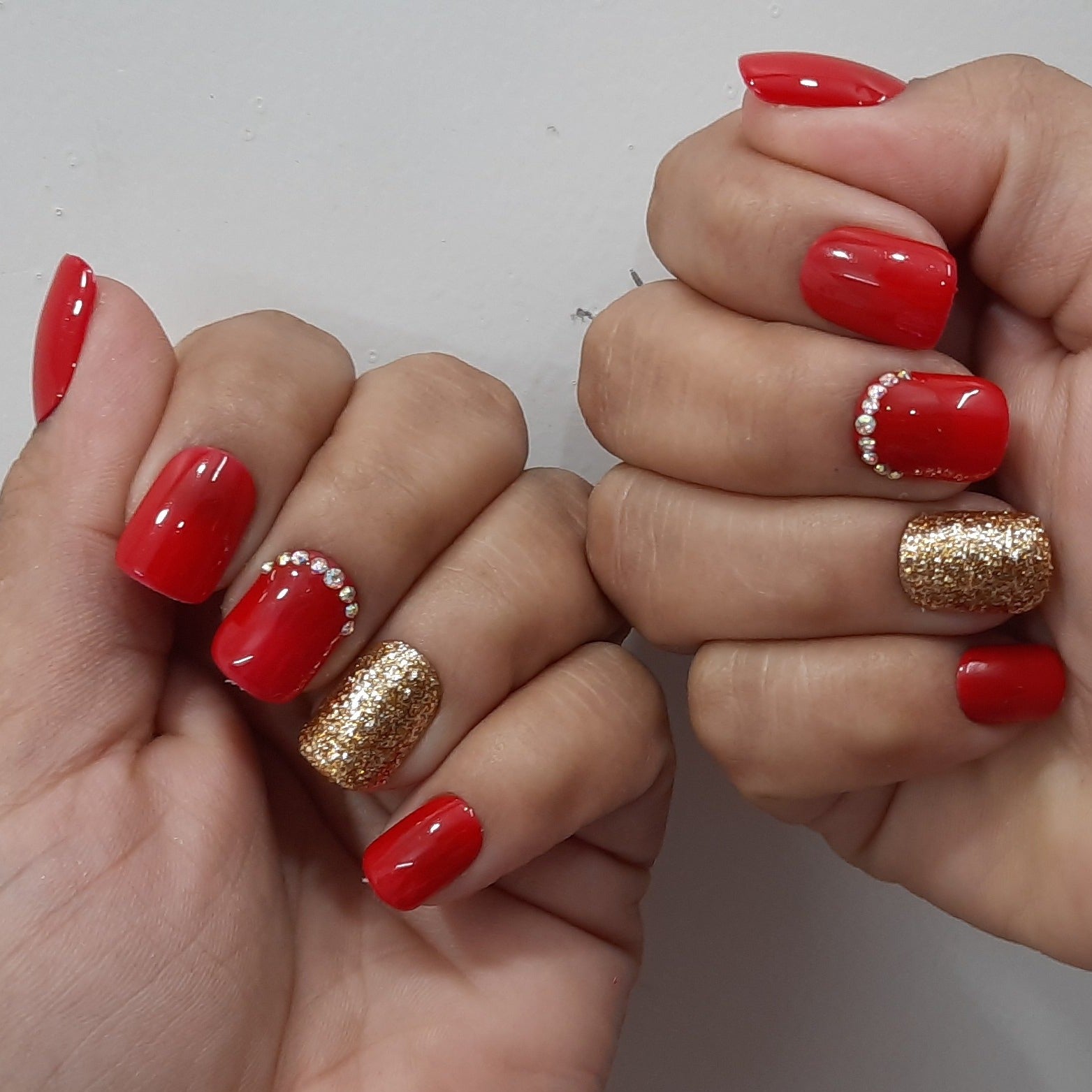 unhas-vermelhas-com-glitter