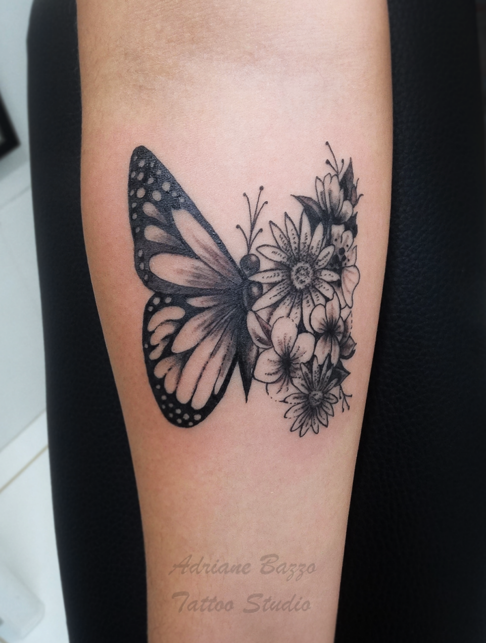 Tatuagem de Borboleta no Braço Com Flores