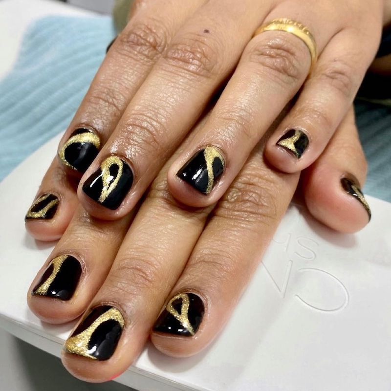 unhas-decoradas-preto-com-dourado