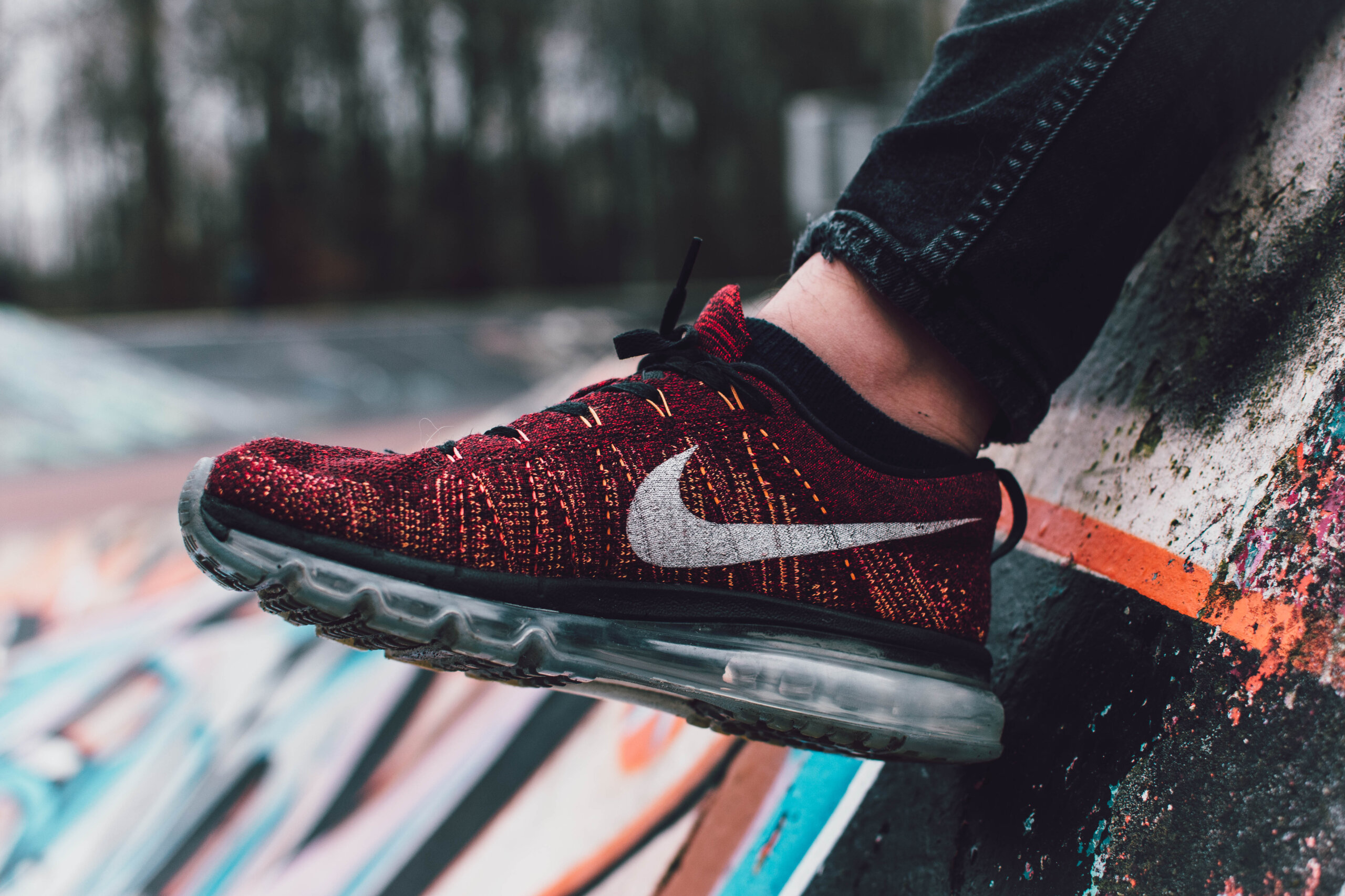 Fotografia De Close Up De Tênis De Corrida Nike Vermelho E Preto · Foto profissional gratuita