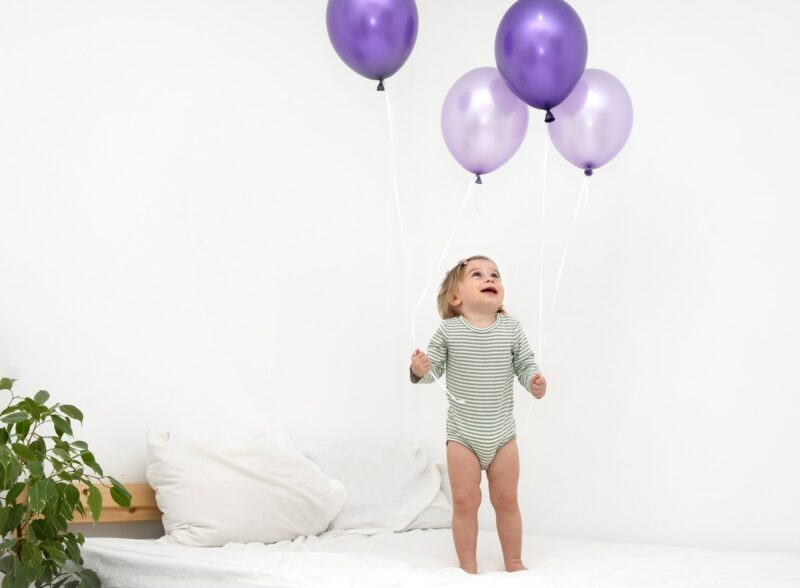 Criança Brincando com Balão