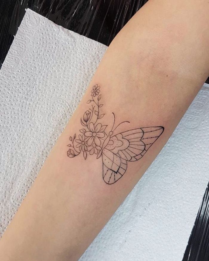 Tatuagem de Borboleta no Braço Delicada