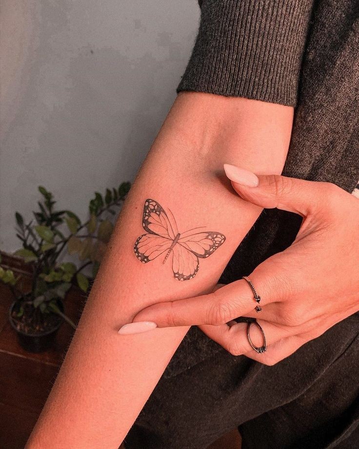 Tatuagem de Borboleta no Braço Delicada