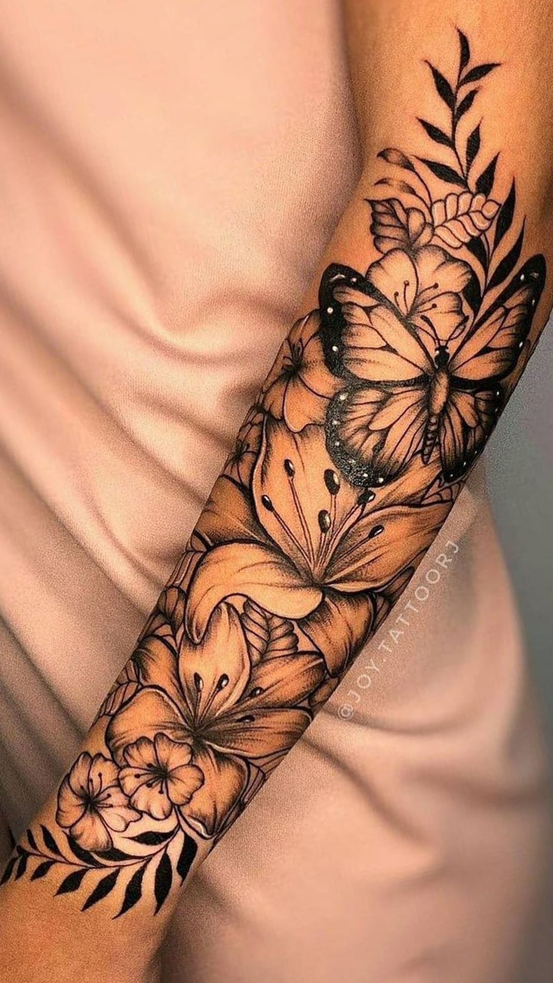 Tatuagem de Borboleta no Braço Com Flores