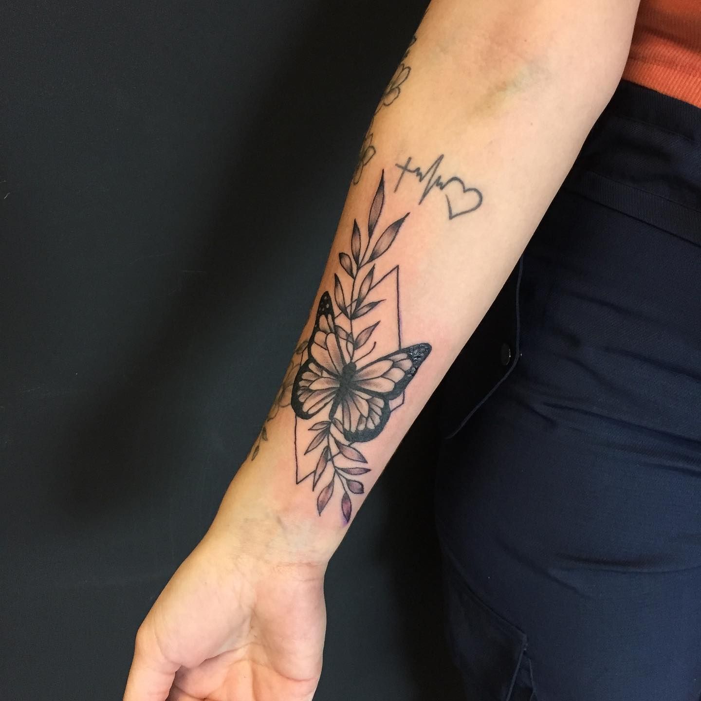 Tatuagem de Borboleta no Braço Com Flores