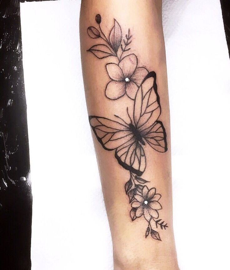 Tatuagem de Borboleta no Braço Com Flores