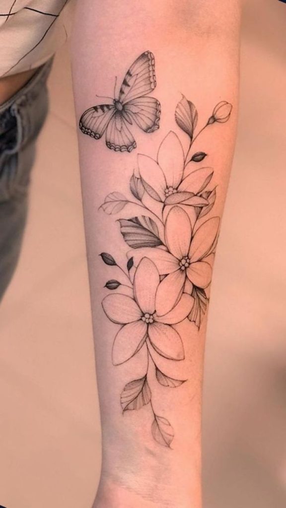 Tatuagem de Borboleta no Braço Com Flores