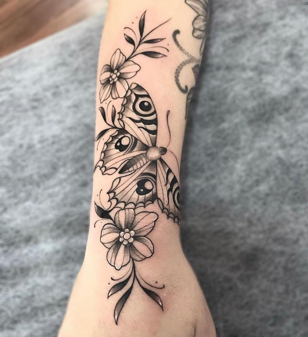 Tatuagem de Borboleta no Braço Com Flores