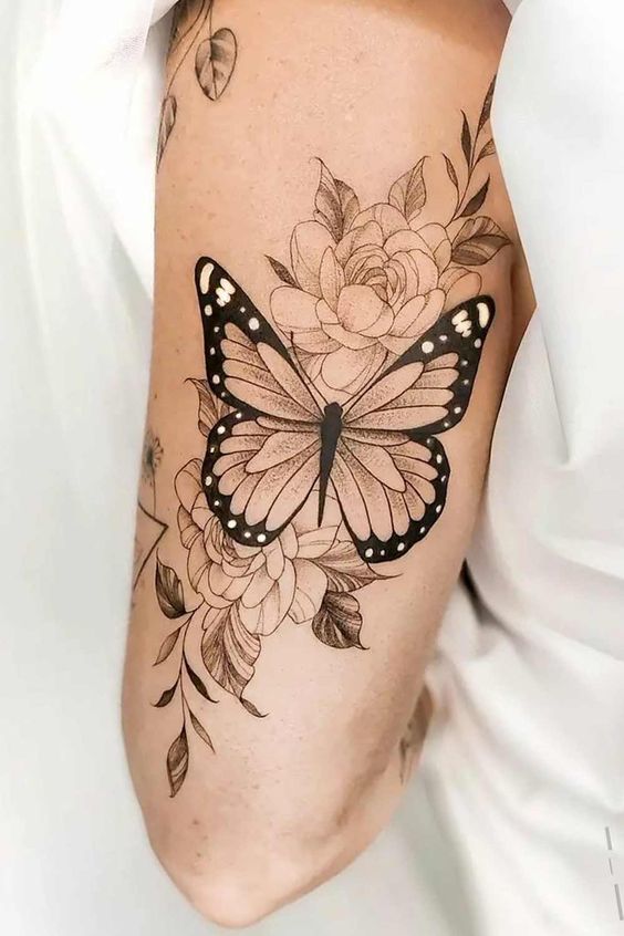 Tatuagem de Borboleta no Braço Com Flores