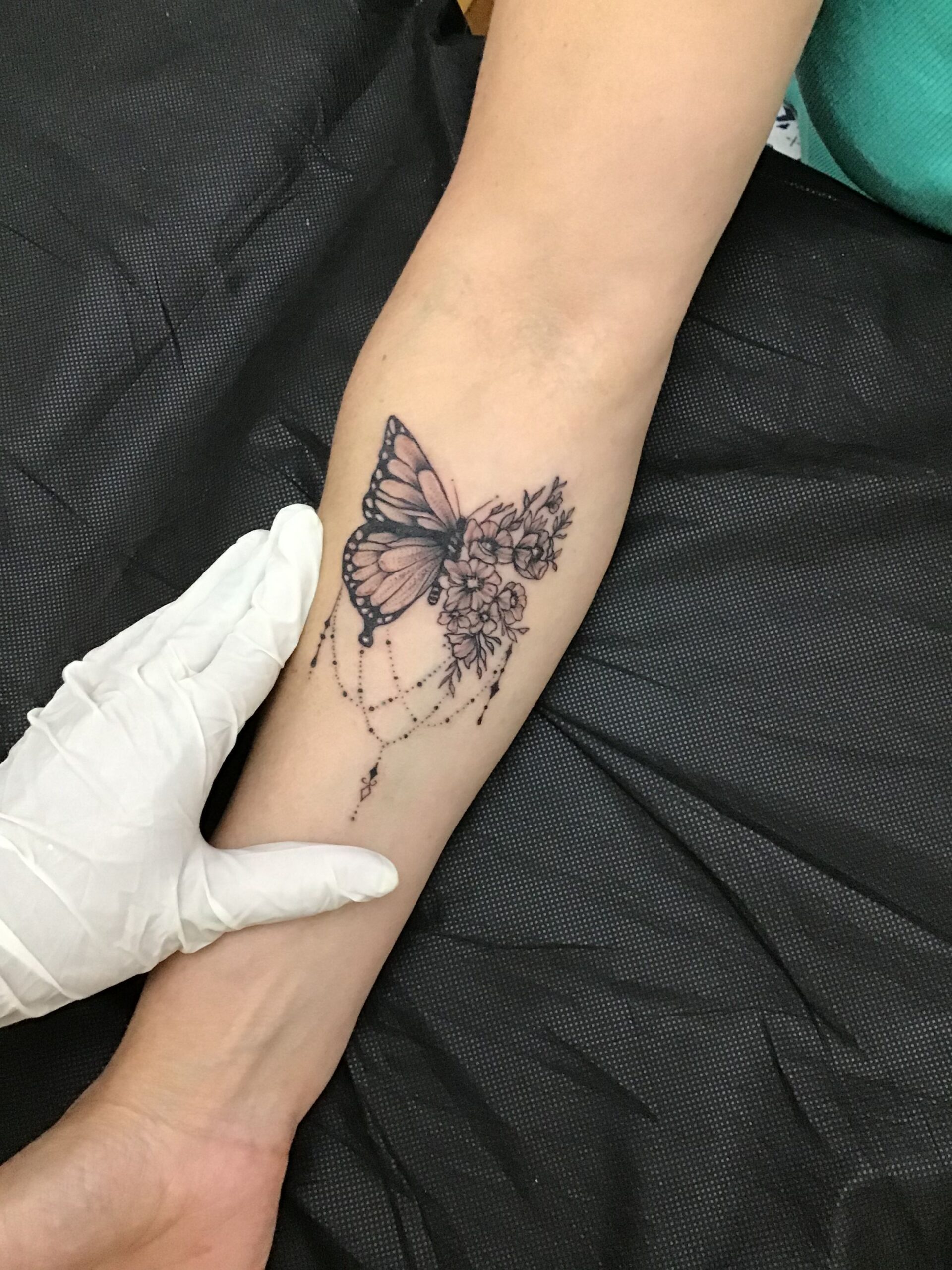 Tatuagem de Borboleta no Braço Com Flores