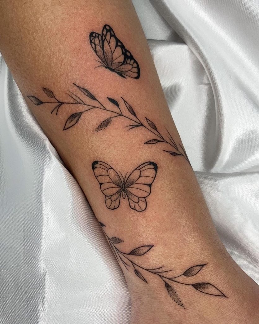 Tatuagem de Borboleta no Braço Com Flores