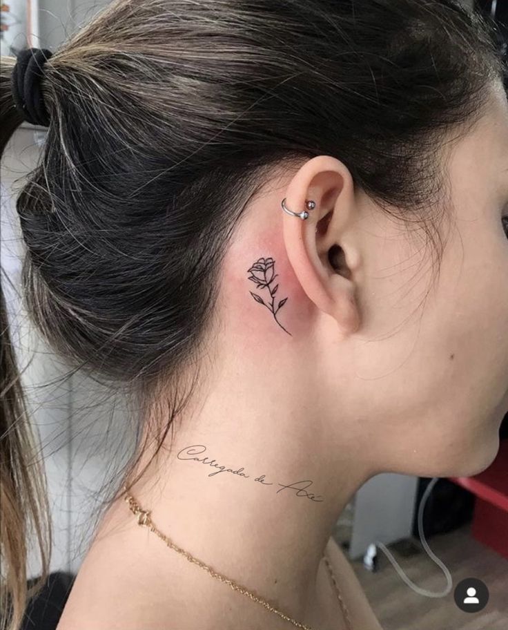 Tatuagem Feminina No Pescoço Delicada pequena